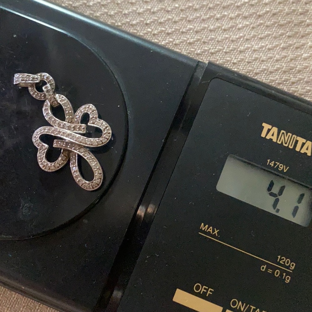 18k white gold pendant with diamond stones